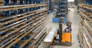 Xe nâng chạy ngang bốn chiều