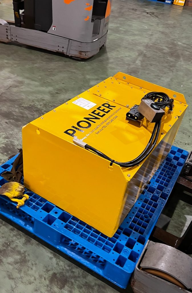 Pin lithium xe nâng kho lạnh dùng 3 ca liên tục