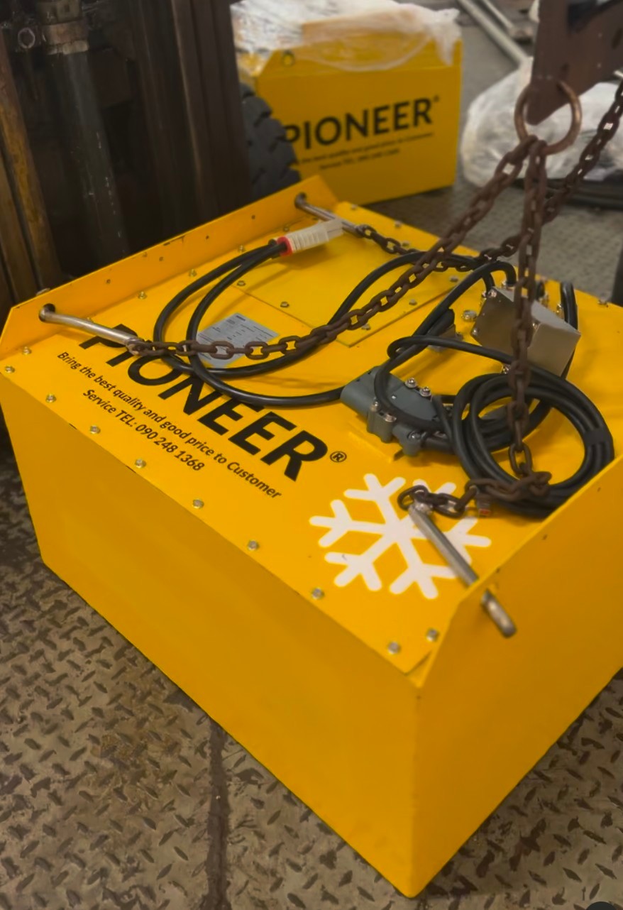 So sánh pin lithium và ắc quy chì trong kho lạnh