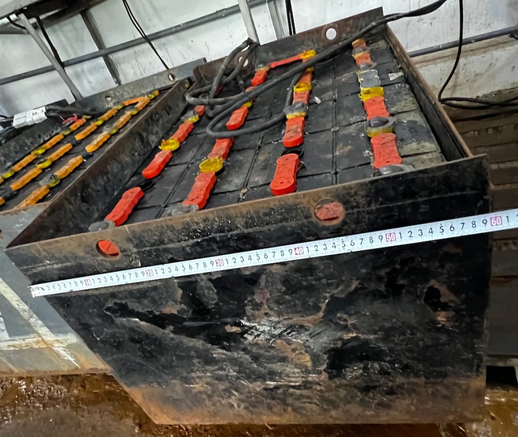 Vì sao pin xe nâng thường hỏng nhanh trong kho lạnh?