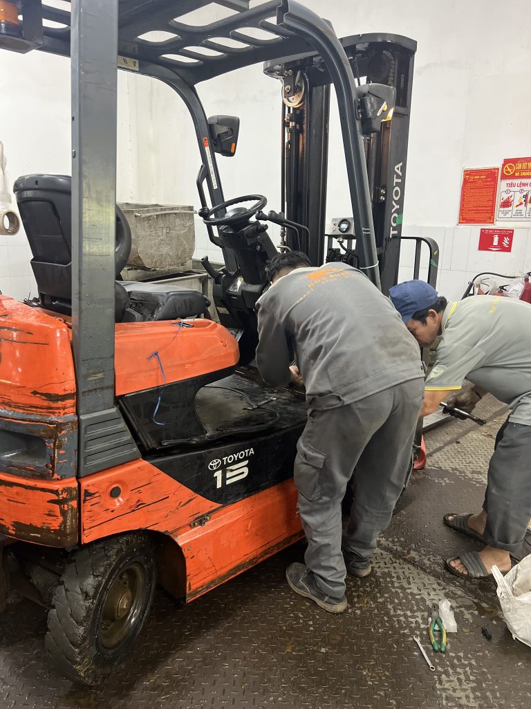 pin lithium xe nâng điện kho lạnh PIONEER TOYOTA